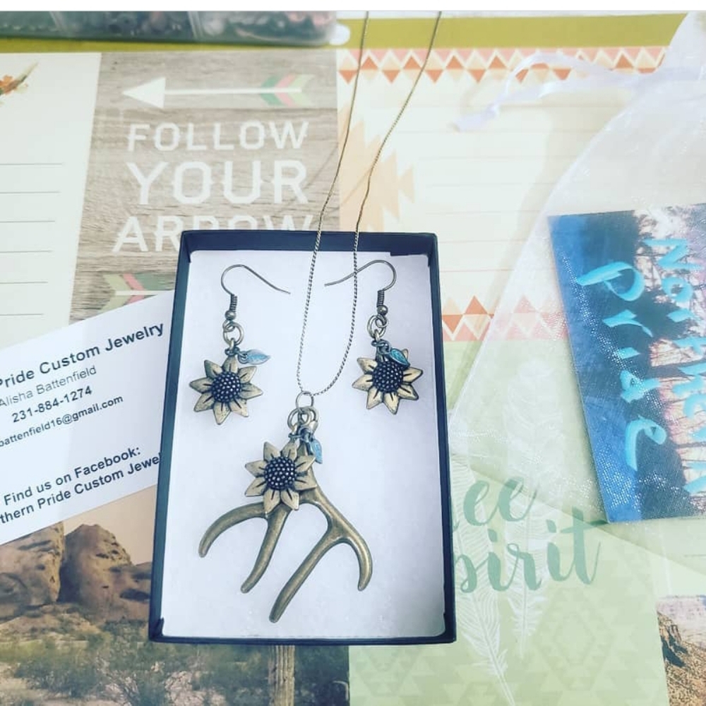 Sunflower/antler set - Picture 1 of 1